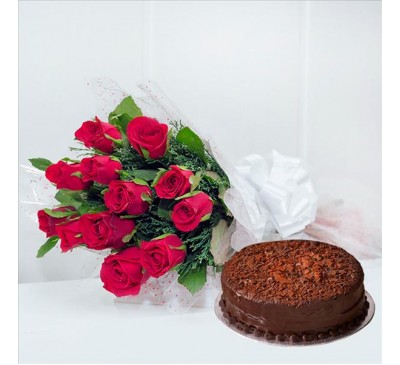 Chocolate Cake With Red Roses 