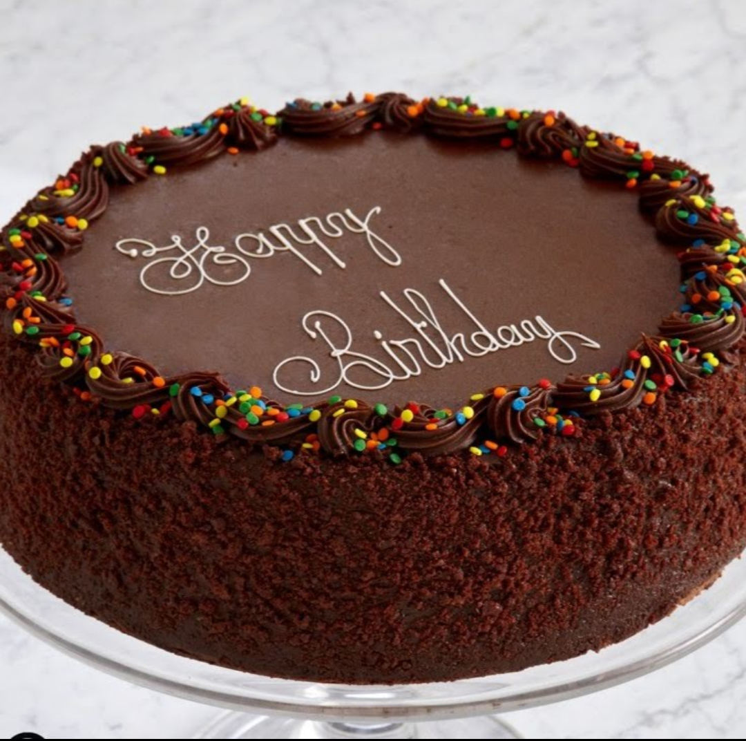 Рецепт для надписи на торте. Шоколадный торт с надписью. Украшение торта с надписью. Шоколадный торт на день рождения. Декор торта с надписью.